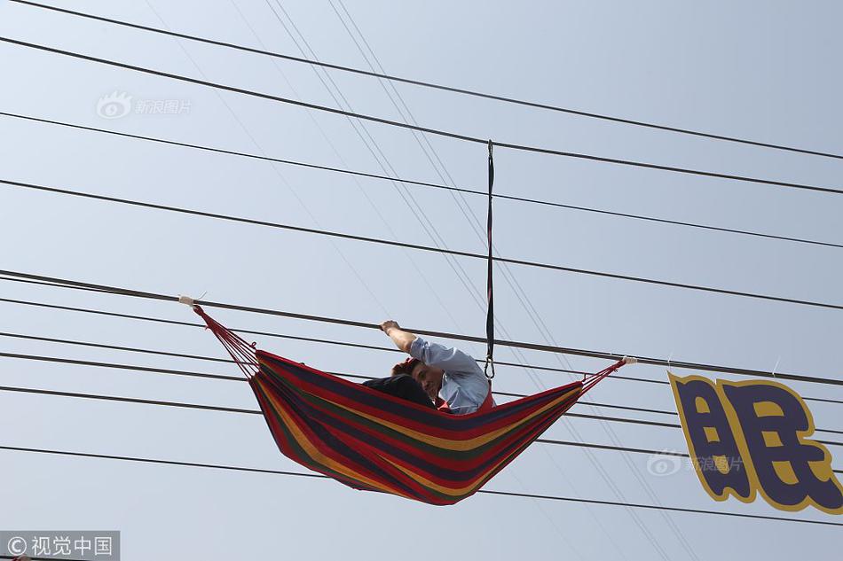 在桌子下吃總裁的大j