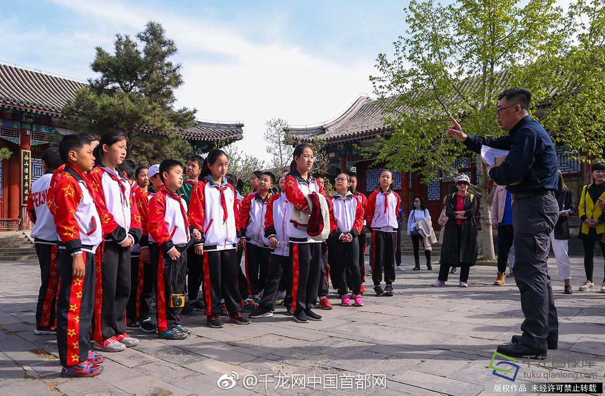 女子與男友草叢偷歡